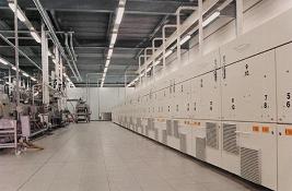 Microgolfinstallatie voor het pasteuriseren van maaltijden Microgolfinstallatie voor het pasteuriseren van maaltijden in verpakking