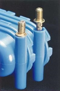 Ultrasoon inserteren van een bout in een kunststof product Ultrasoon geinserteerde metalen bout in een kunststof product