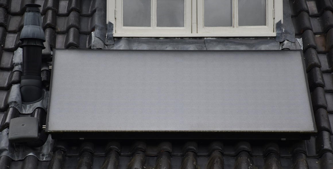 Zonnepanelen op een woning Foto zonnecollector op een woning