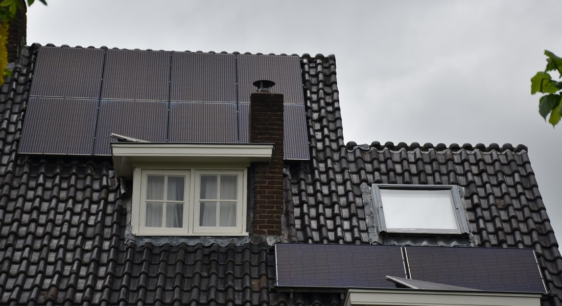 Zonnepanelen op een woning Foto zonnepanelen op een woning