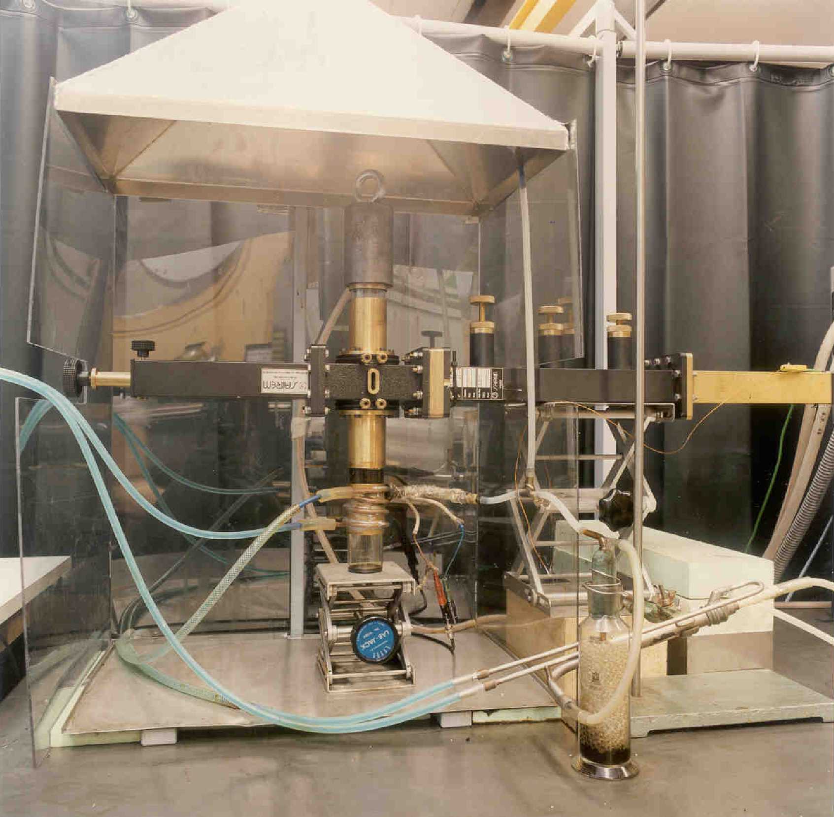 Laboratorium opstelling voor het microgolfpyrolyseren van autobanden Laboratorium opstelling voor het microgolfpyrolyseren van autobanden